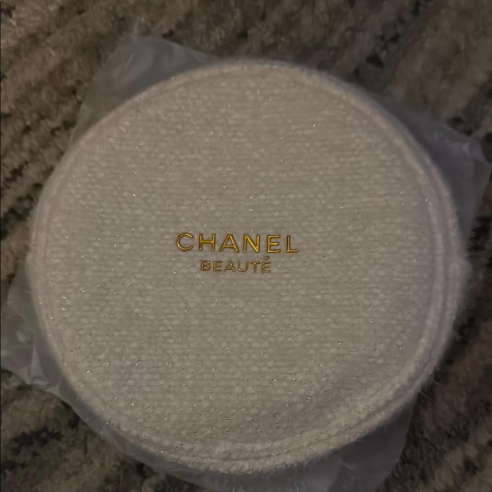 CHANEL Beauté White and Gold Round Case